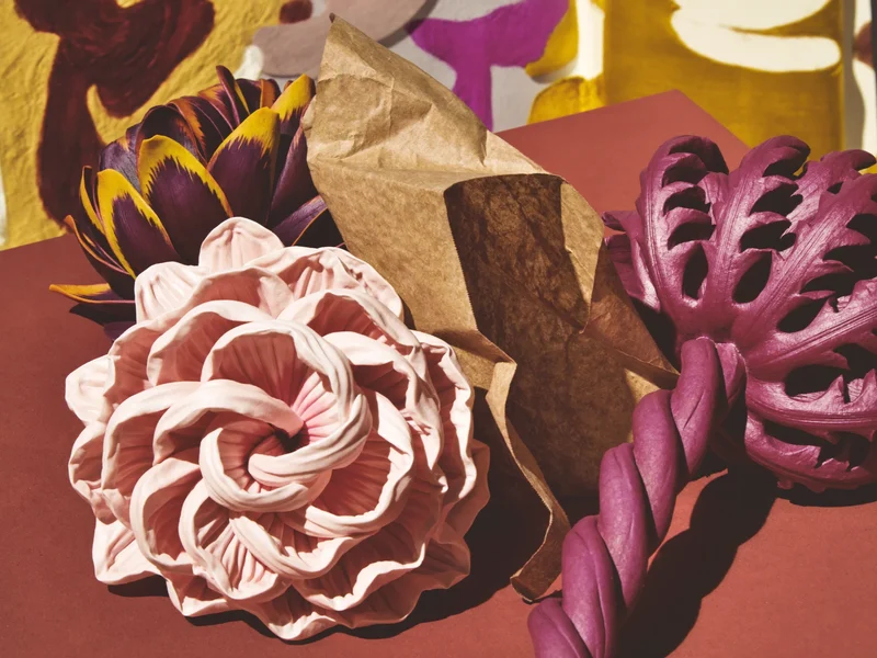 Illustration: Detailstudie zu Blüten, Papier und Material